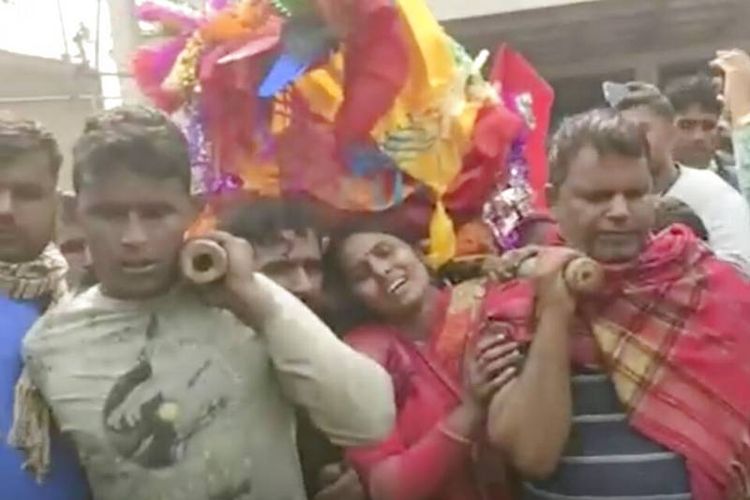 Gambar dari video ini menunjukkan kerabat bersiap untuk mengkremasi tubuh korban yang diduga meninggal setelah minum minuman keras tercemar di distrik Saran negara bagian Bihar, India belum lama ini.