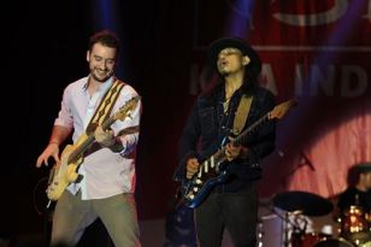 Gugun (kanan) dan Jono (kiri) dari Gugun Blues Shelter tampil pada hari kedua Indonesian Jazz Festival (IJF) 2015 di Istora Senayan, Jakarta, Minggu (30/8/2015).