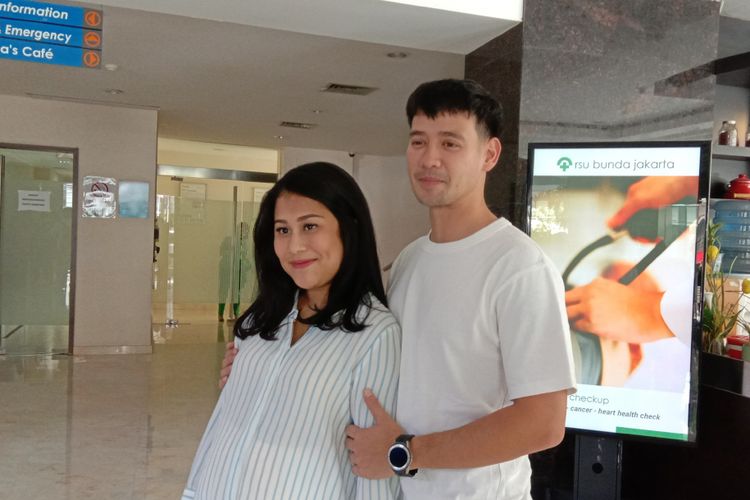 Gya Sadiqah dan Tarra Budiman menggelar jumpa pers kelahiran anak mereka di RSIA Bunsa, Menteng, Jakarta Selatan, Minggu (30/12/2018).