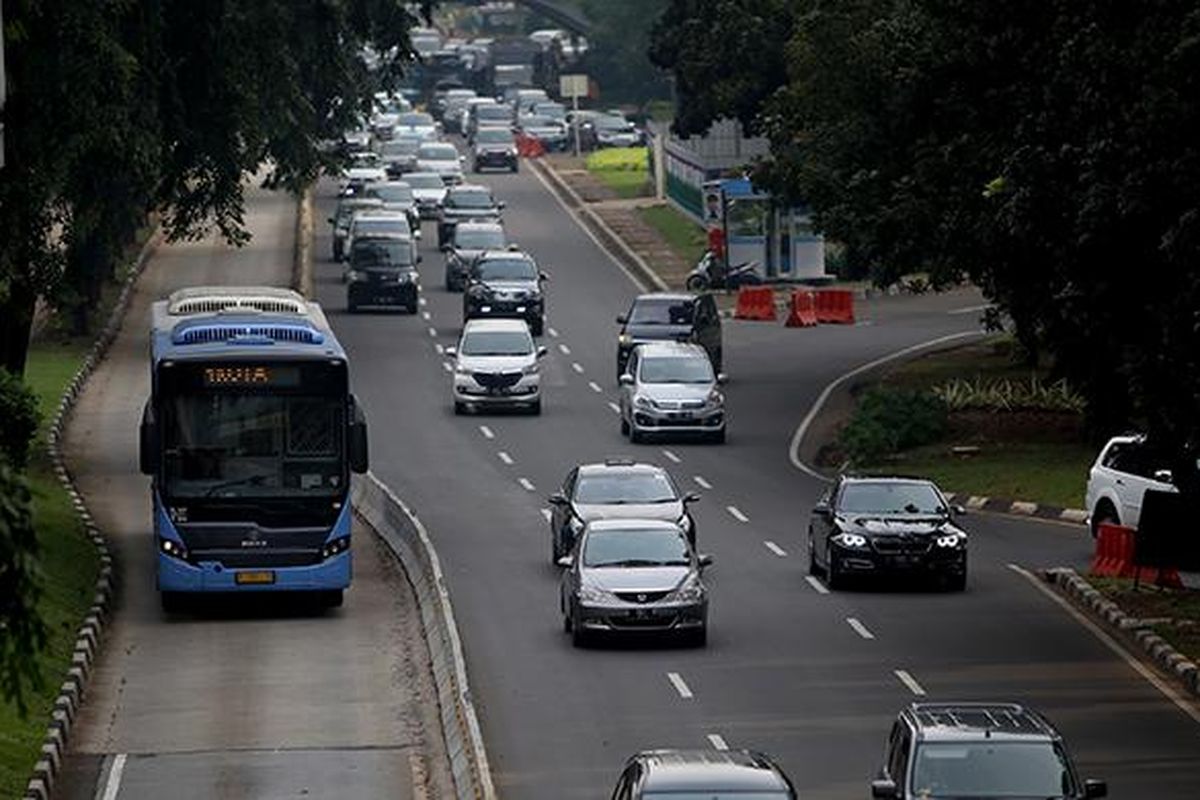 Bus transjakarta melintas di busway di Jalan Jenderal Sudirman, Jakarta Pusat, Senin (13/6/2016). Pemprov DKI Jakarta telah mencanangkan akan menilang dan mendenda bagi kendaraan umum yang menerobos jalur bus transjakarta mulai hari ini. Hanya kendaraan tertentu yang boleh melintas, yakni ambulans, mobil pemadam kebakaran, dan mobil dinas berpelat RI.