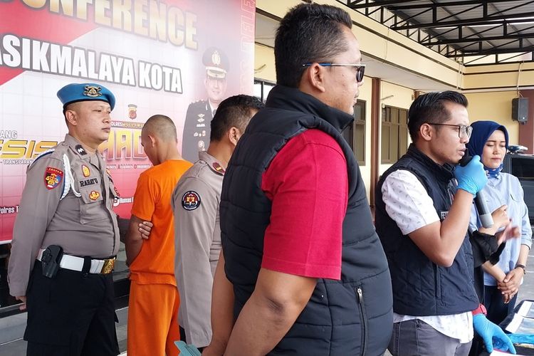 AK (32) pria asal Garut spesialis pencurian hewan ternak lintas daerah Jawa Barat dengan ciri jidat bekas luka bacok diamankan usai mencuri 3 ekor domba di Kawalu, Kota Tasikmalaya, Jawa Barat, Selasa (31/10/2023).