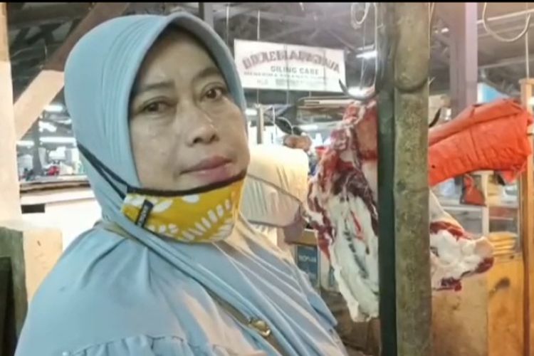 Harga daging sapi melambung tinggi tembus Rp 140.000 per Kg di Pasar Mini Bekasi, hingga rencana mogok para pedagang sapi, membuat emak-emak juga berencana libur masak menu daging sapi sepekan ke depan. 