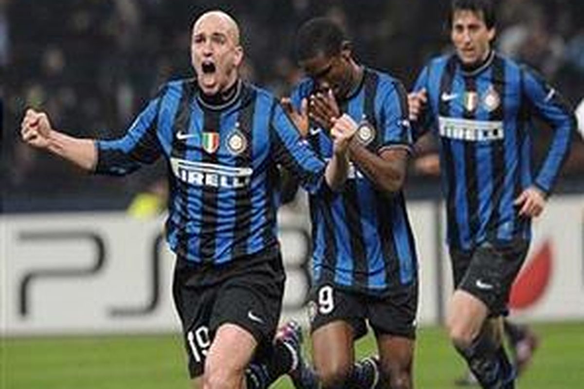 Gelandang Inter Milan, Esteban Cambiasso, meluapkan kegembiraannya setelah membobol gawang Chelsea. Golnya memastikan Inter menang 2-1.