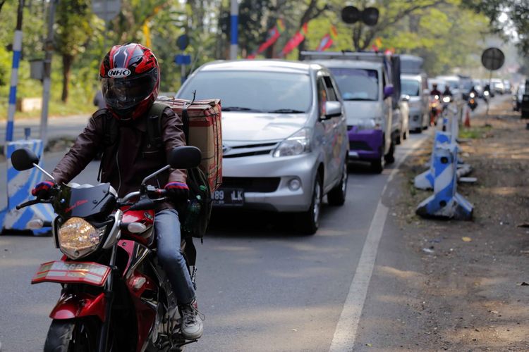 Pemudik kendaraan pribadi melintas di jalur Alas Roban, Kabupaten Batang, Jawa Tengah, Kamis (22/6/2017). Jalur mudik Alas Roban terpantau ramai lancar dan belum terlihat penumpukan arus pemudik yang melewati jalur Pantai Utara (Pantura).