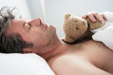 Studi Buktikan, Masih Banyak Pria Tidur Ditemani Boneka Kesayangan