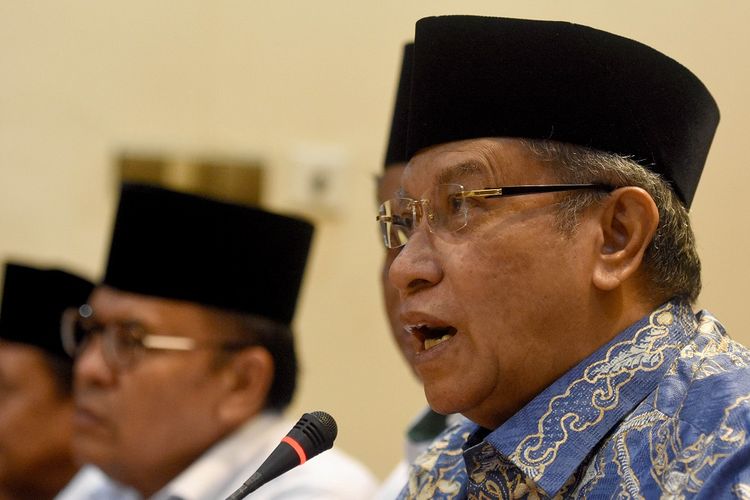 Ketua Umum Pengurus Besar Nahdlatul Ulama (PBNU) yang juga Ketua Lembaga Persahabatan Ormas Islam (LPOI) KH Said Aqil Siroj (kanan) memberi keterangan pers di kantor PBNU, Jakarta Pusat, Jumat (19/4/2019). PBNU beserta 14 ormas Islam menyerukan untuk menahan diri dan tidak melakukan tindakan yang bertentangan dengan hukum dan tidak bersikap inskonstitusional, mengajak seluruh komponen bangsa segera melakukan rekonsiliasi pasca pemungutan suara Pemilu 2019 dan mengajak seluruh umat Islam memperbanyak doa, zikir, dan salawat, agar bangsa Indonesia mendapat berkah dari Allah SWT. ANTARA FOTO/M Risyal Hidayat/hp.