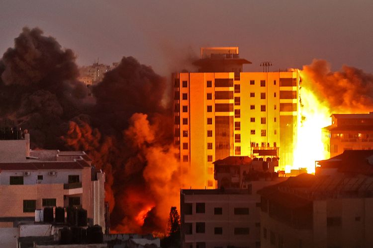 Asap mengepul dari serangan udara Israel di kompleks Hanadi di Kota Gaza, yang dikendalikan oleh gerakan Hamas Palestina, pada 11 Mei 2021.