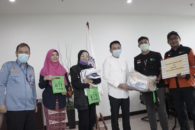 Dompet Dhuafa beri bantuan APD di RSUD Pasar Rebo, RS Fatmawati, Jakarta Selatan dan Kantor AGD (Ambulance Gawat Darurat) DKI Jakarta.