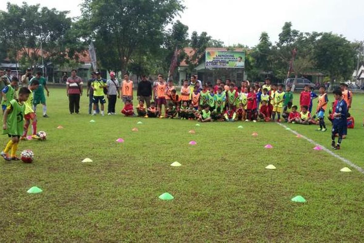 Foto : Anak-anak yang mengikuti sekolah sepak bola yang dibuka Kodim 0803 Madiun nampak berlatih di Lapangan Gajah Mada Madiun, Minggu ( 8/1/2017).