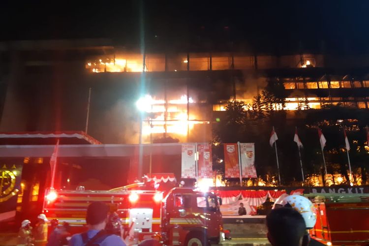 Gedung Kejaksaan Agung di Jalan Sultan Hasanudin Dalam, No. 1, RT.011/RW.007, Kelurahan Kramat Pela, Kecamatan Kebayoran Baru, Jakarta Selatan terbakar Sabtu (22/8/2020) malam.