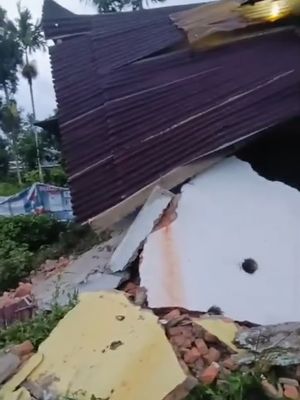 Dapur dan Kamar Mandi milik warga Kelurahan Waitombo, Kecamatan Mowewe, Kabupaten Kolaka Timur ambruk akibat gempa pada Sabtu (25/1/2025)