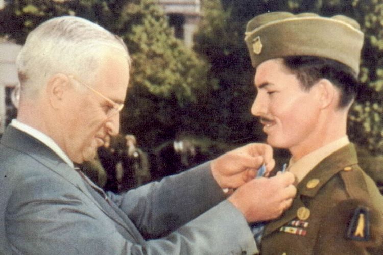 Desmond Doss menerima Medal of Honor dari Presiden AS Harry S Truman pada Oktober 1945.