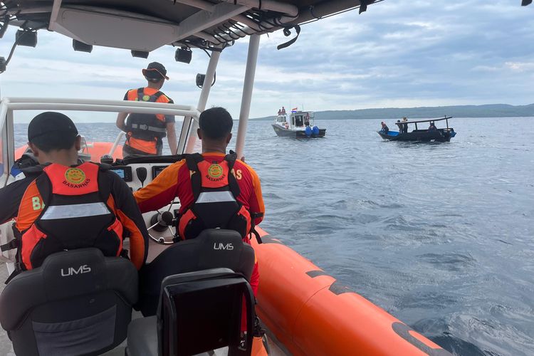 Tim SAR Gabungan saat melakukan pencarian terhadap korban di Selat Bali 