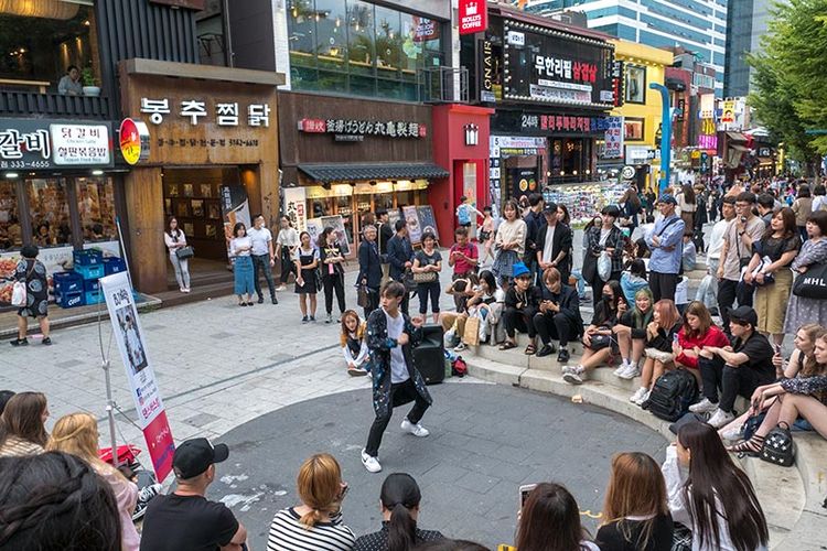Salah satu pertunjukan anak muda Korea Selatan di Hongdae Street.