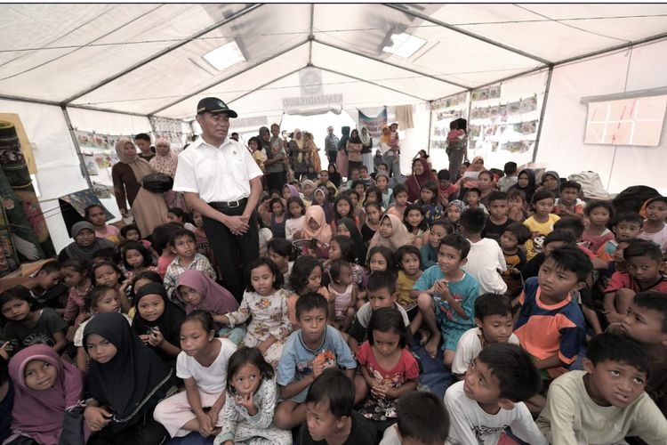 Mendikbud Muhadjir Effendy menyanangkan Gerakan Kembali Sekolah di lapangan Bumi Gora, kantor Gubernur Nusa Tenggara Barat (NTB), kota Mataram, Minggu (9/9/2018).