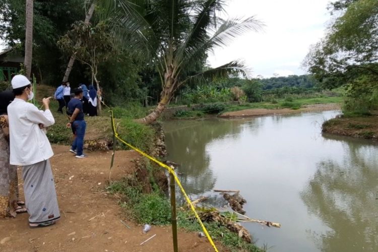 Lokasi Sungai Cileueur Kampung Leuwi Ili Desa Utama Kecamatan Cijeunjing Kabupaten Ciamis terpasang garis polisi dan masih dikunjungi warga sekitar, Selasa (19/10/2021).