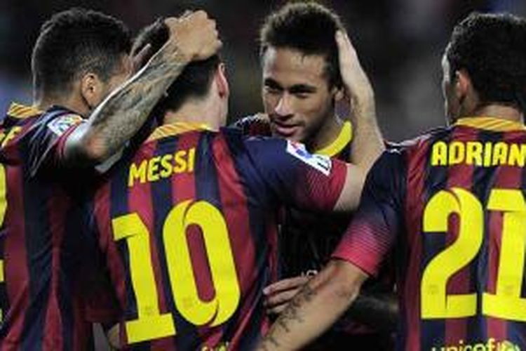 Striker Barcelona asal Argentina, Lionel Messi (2 dari kiri), mendapat sambutan dari Neymar da Silva Santos Junior (2 dari kanan) serta rekan-rekannya yang lain usai mencetak gol ke gawang Sevilla dalam laga La Liga di Camp Nou, Sabtu (14/9/2013.