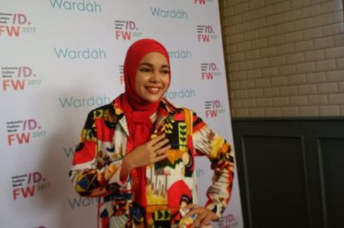 Kaki Kanan Cedera, Dewi Sandra Tetap Siap Umrah 