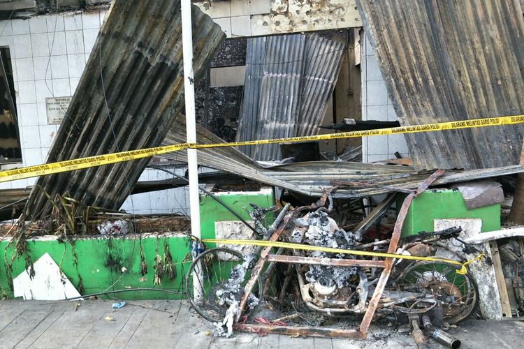 Tampak Pos Polisi Sabang di Jalan KH. Wahid Hasyim, Jakarta Pusat porak poranda usai dihancurkan massa yang demo di Kantor Bawaslu RI, tepatnya dinperempatan Sarinah, Kamis (23/5/2019).