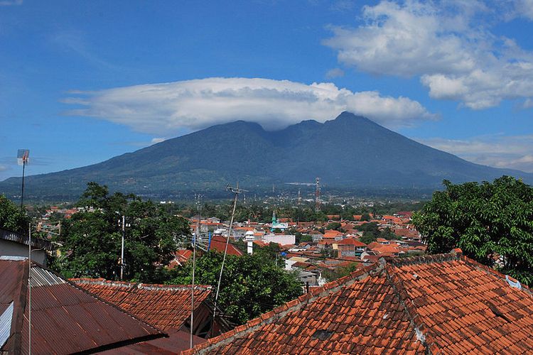 Ilustrasi Gunung Salak. Hubungan gempa Sukabumi dengan aktivitas Gunung Salak.