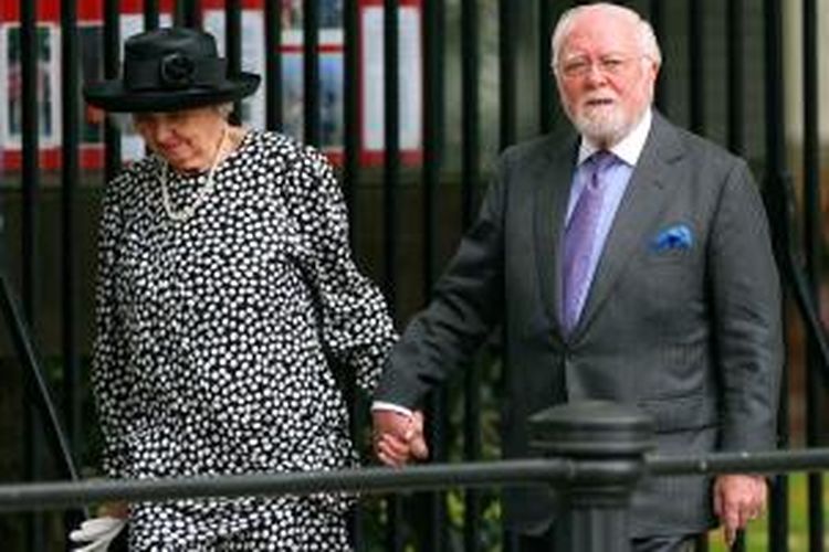 Aktor dan sutradara Inggris Richard Attenborough bersama istrinya, Sheila Sim, pada 31 Agustus 2007 hadir dalam sebuah acara resmi yang diadakan untuk memperingati meninggalnya Putri Diana di London, Inggris.