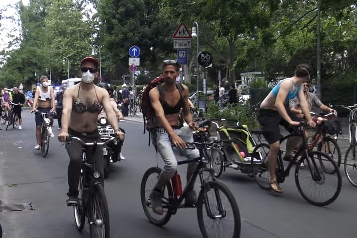 Unjuk rasa para wanita dan pria yang telanjang dada di Berlin. [SS/YOUTUBE/BERLIN-VISUAL]