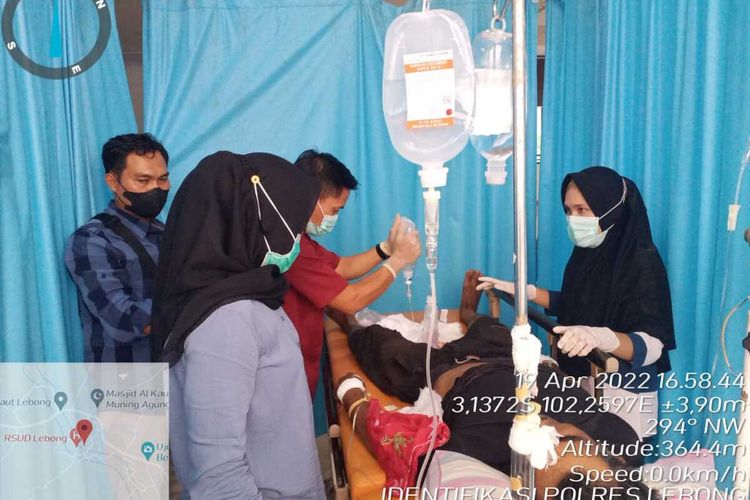 BN (56) ditangkap Satreskrim Polres Lebong, Polda Bengkulu karena menusuk tetangganya Si (40) dengan pisau karena merasa terganggu dengan suara bising gerenda besi dari usaha milik korban, Selasa (19/4/2022).