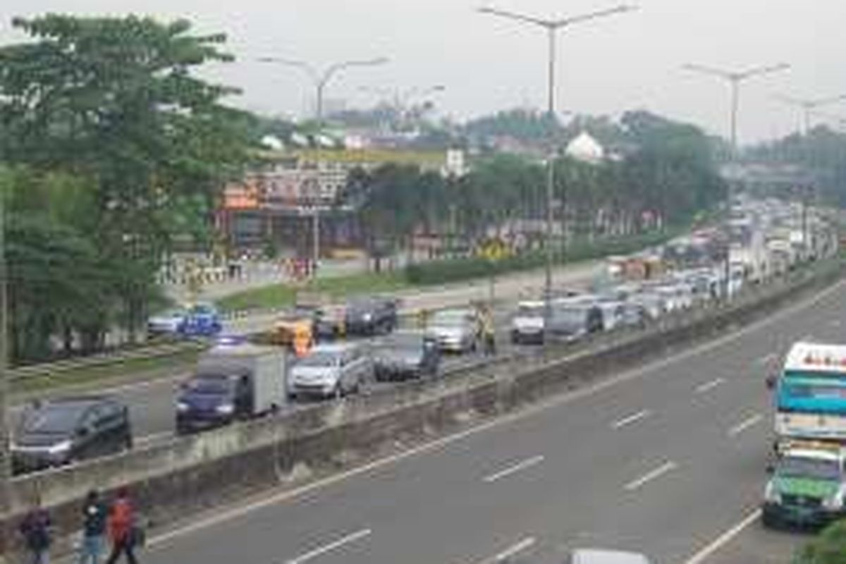 Tol Serpong menuju Bintaro dan Jakarta dibuka setelah ada JPO ambrol, Senin (16/5/2016) sekitar pukul 07.30.