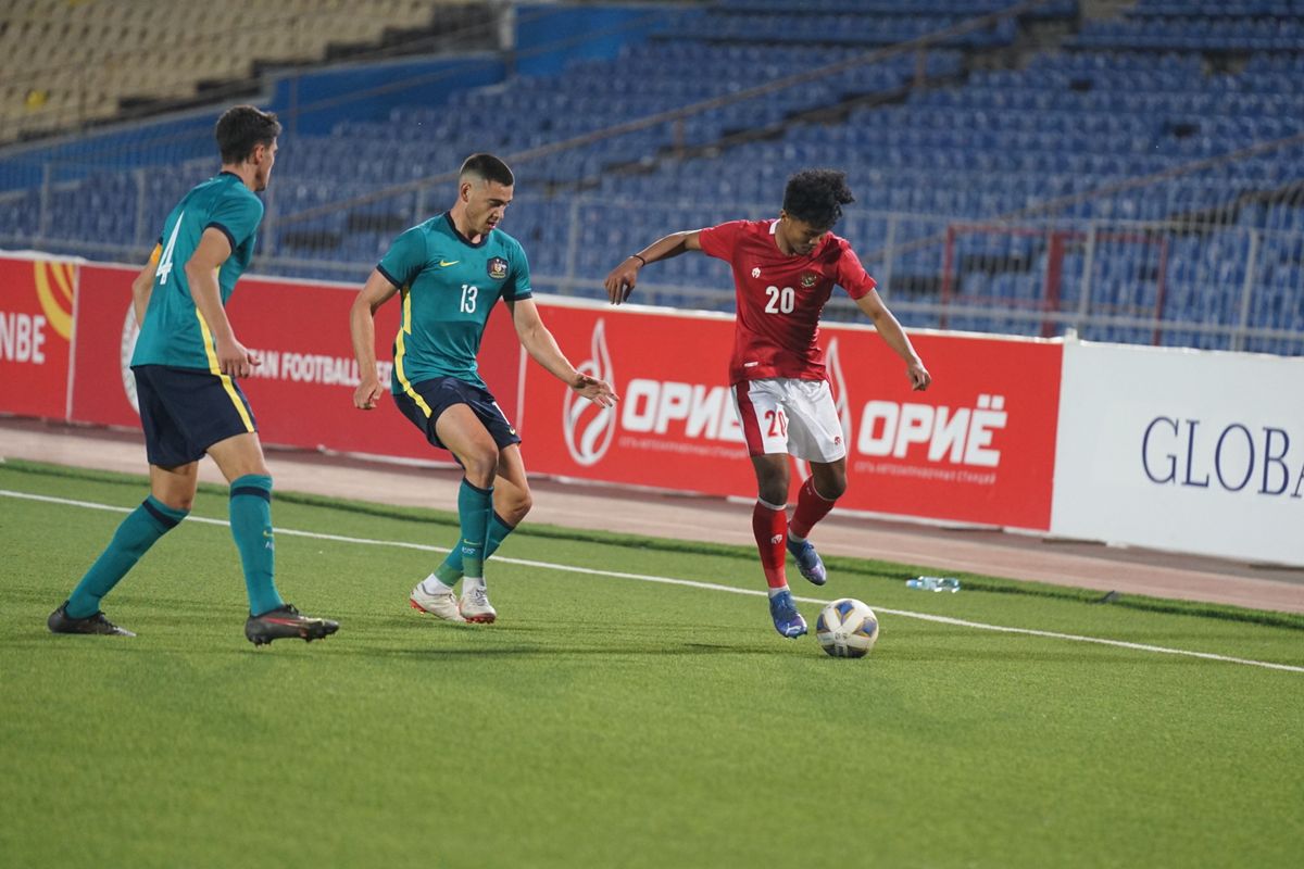 Aksi penyerang timnas U23 Indonesia saat menghadapi Australia pada laga Kualifikasi Piala Asia U23 2022 di Tajikistan pada Selasa (26/10/2021).