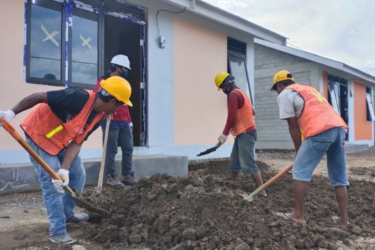 Pelaksanaan Program Padat Karya Tunai (PKT) di perumahan.