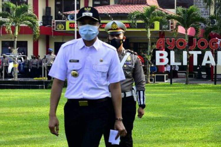 Wakil Bupati Blitar Rahmat Santoso meninjau personel Operasi Ketupat Semeru 2021 di halaman Kantor Polres Blitar, Rabu (5/5/2021)