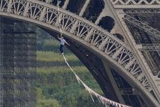 Momen Menegangkan Berjalan di Seutas Tali Sepanjang 600 Meter dari Menara Eiffel