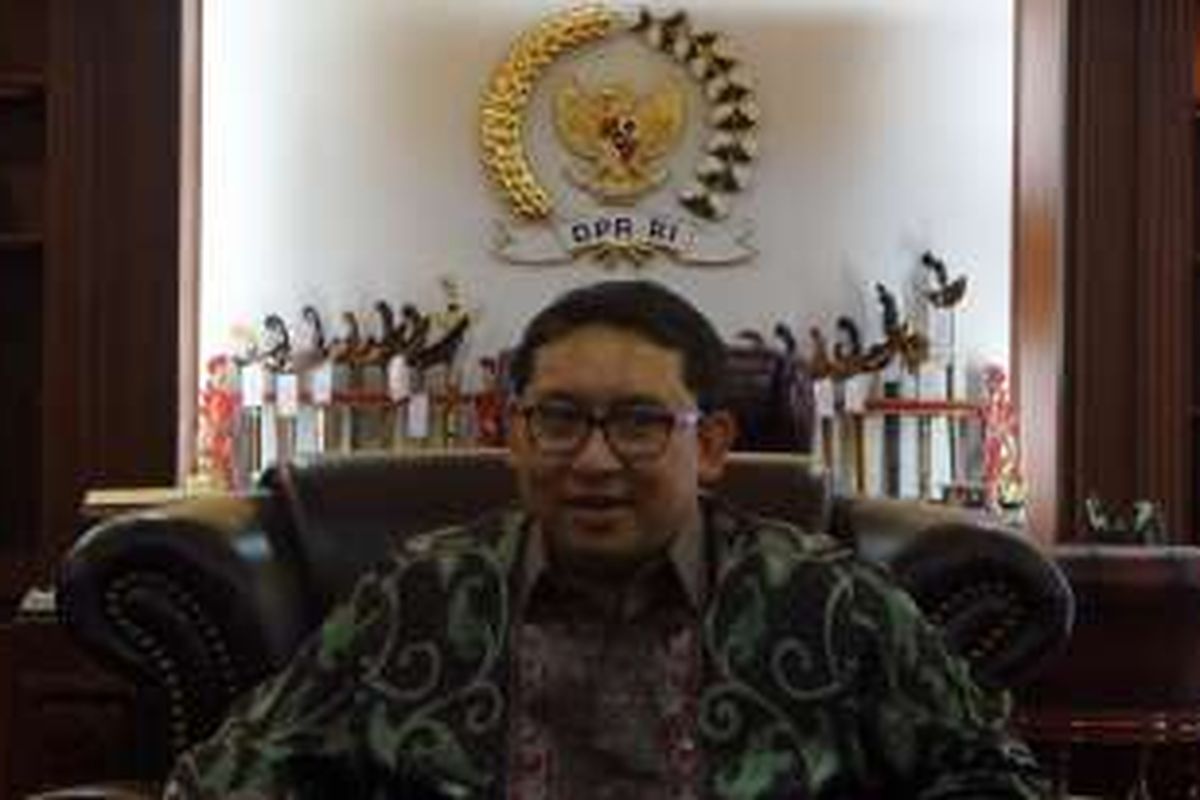 Wakil Ketua DPR Fadli Zon di ruang pimpinan DPR, Kompleks Parlemen, Senayan, Jakarta, Senin (1/8/2016)