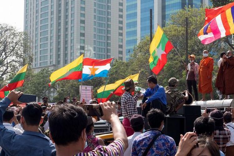 Pendukung militer Myanmar di pusat kota Yangon pada Senin (1/2/2021) merayakan pengambilalihan kekuasaan pemerintah sipil.