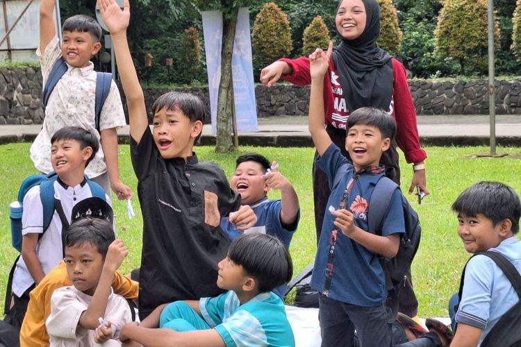 Sebanyak 98 anak yatim di Coblong, Bandung mengikuti program bertajuk Adik Ceria. Dalam program ini, anak-anak yatim diajak untuk eksperimen sains dan didorong memiliki mimpi setinggi mungkin. 