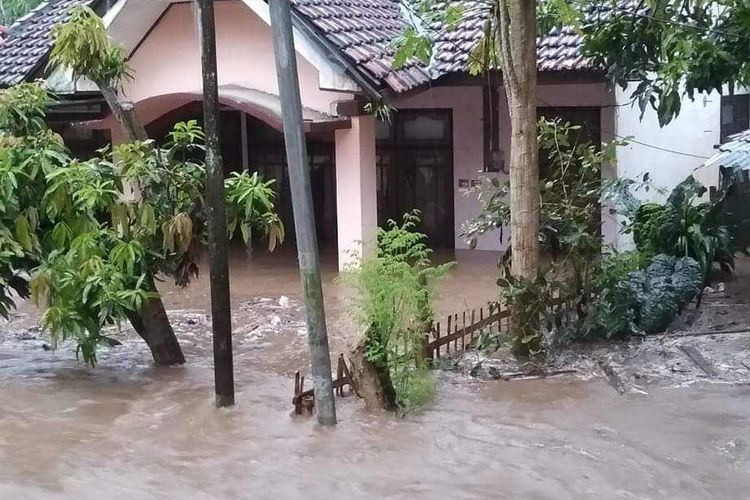 Tampak permukiman terendam banjir di Dompu, Selasa (4/4/2023).