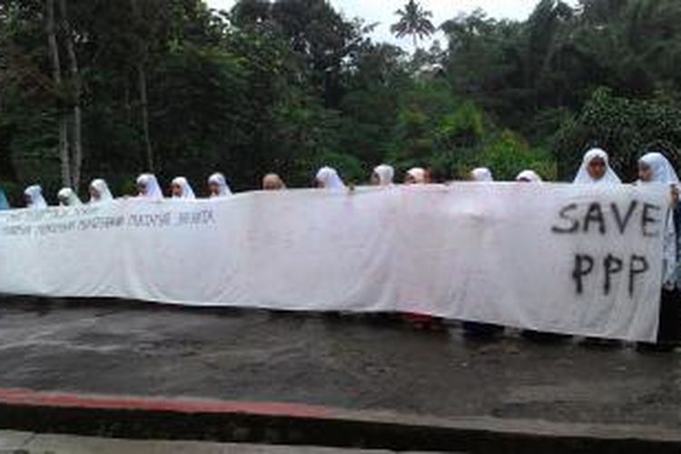 aktifis ormas Islam, aktivis masjid, maupun santri pondok pesantren menggelar aksi galang tanda tangan untuk meminta Menkumham RI segera mengesahkan kepengurusan PPP versi Muktamar Jakarta.