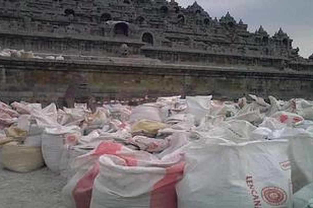 Abu Vulkanik yang Berhasil Dibersihkan dari Badan Candi Borobudur Disimpan dalam Karung Plastik