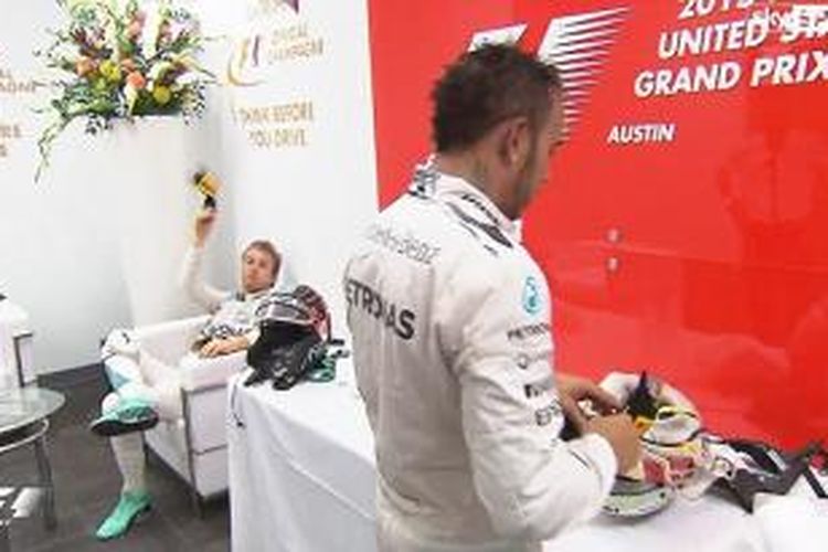 Saat  Nico Rosberg melemparkan topi ke arah Lewis Hamilton