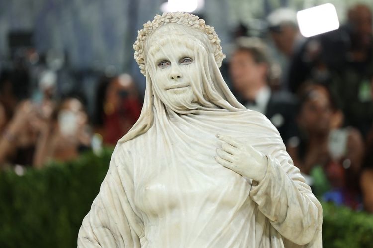 Berubah Jadi Patung Hidup, Penampilan Heidi Klum di Met Gala 2026 Disorot