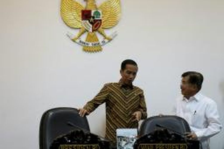 Presiden Joko Widodo berbincang dengan Wakil Presiden Jusuf Kalla sebelum dimulainya Rapat Terbatas di  Kantor Presiden, Jakarta, untuk mengikuti Rapat Terbatas, Selasa (7/4/2015).
