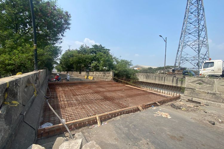 Beton pembatas Jembatan Marunda dari arah Cilincing menuju Bekasi yang patah sejak akhir Desember 2022 akhirnya diperbaiki. 