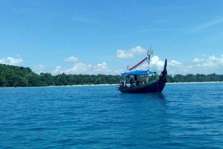 Salah satu destinasi yang terbilang gress adalah Teluk Banyu Biru (Blue Bay). Pantai ini terletak di Muncar.