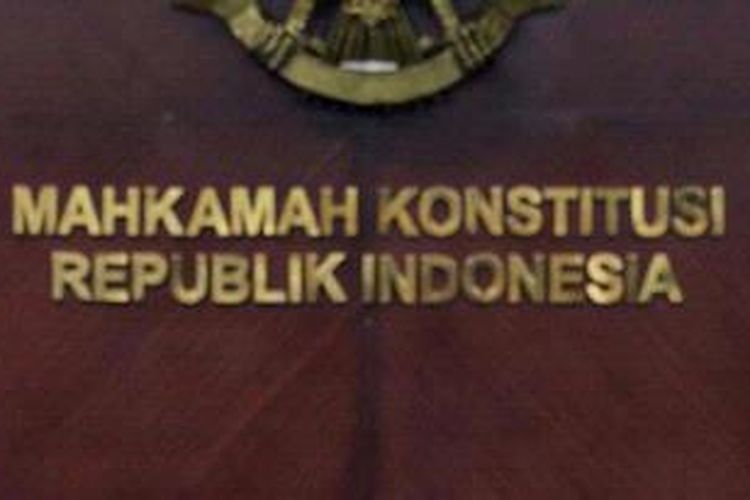 Ketua Mahkamah Konstitusi Mahfud MD menerima tokoh lintas agama yang tergabung dalam Indonesian Conference on Religion and Peace, di Gedung MK Jakarta, Senin (28/1/2013). Tokoh lintas agama tersebut mendatangi MK untuk menyikapi tentang pemaksaan mata pelajaran Agama Islam pada Sekolah Katolik di Blitar dan melaporkan dugaan pelanggaran konstitusi ke MK. TRIBUNNEWS/DANY PERMANA