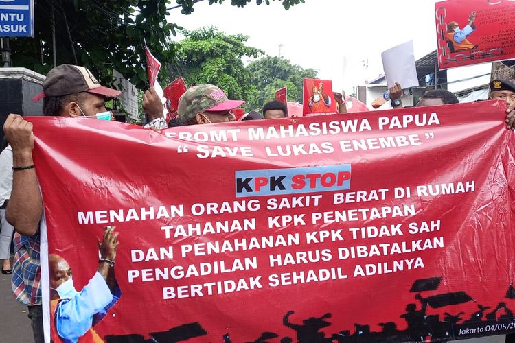 Pendukung Gubernur nonaktif Papua Lukas Enembe menggelar aksi demonstrasi di depan Gedung Pengadilan Negeri (PN) Jakarta Selatan menjelang sidang putusan gugatan praperadilan lawan Komisi Pemberantasan Korupsi (KPK), Rabu (3/5/2023) siang.