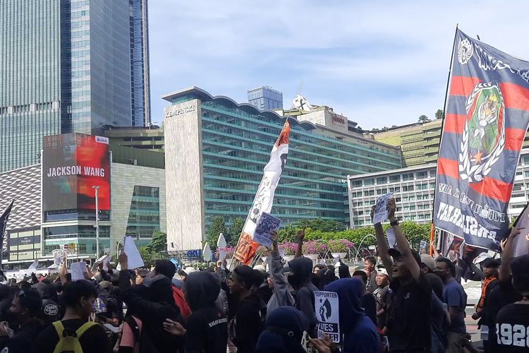 Sekitar 300 suporter sepak bola menggelar aksi damai saat car free day (CFD), Minggu (30/10/2022) pagi. Mereka berkumpul di Bundaran Hotel Indonesia (HI), Jakarta Pusat. Mereka meminta agar tragedi di Stadion Kanjuruhan, 1 Oktober lalu, diusut tuntas.