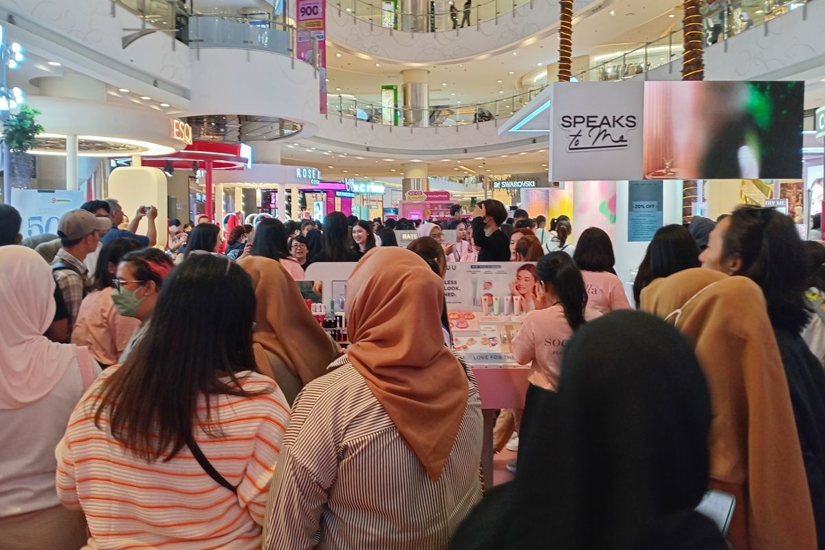 Suasana ramai di mana para pelanggan mulai memadati booth-booth brand kecantikan di Sociolla Anniversary ke-9 yang digelar di atrium Mall Central Park, Jakarta, Selasa (27/2/2024).