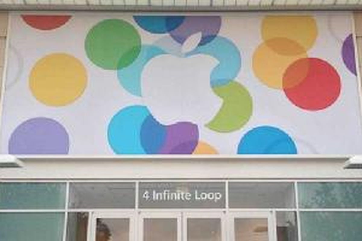 Gerbang masuk gedung kantor Apple di 4 Infinite Loop dihias sesuai tema peluncuran iPhone terbaru, Selasa (10/9/2013).