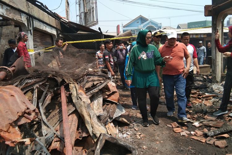 Bupati Karawang Cellica Nurrachadiana (baju hijau) tengah meninjau Pasar Jatisari yang terbakar, Jumat (25/10/2019).