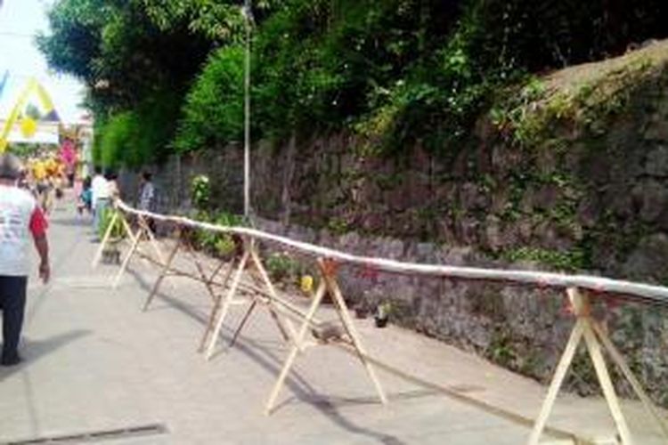 Tempe sepanjang 100 meter di bentangkan di jalan Kelurahan Warungboto, Kecamatan Umbulharjo, Kota Yogyakarta.